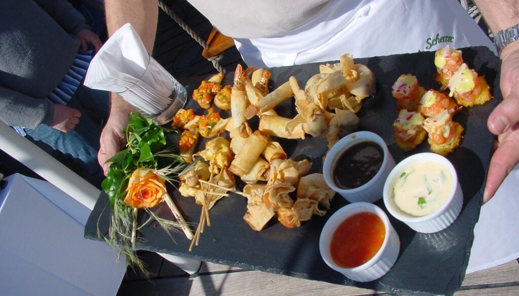 cameriere con vassoio di pietanze. Lavorare nella ristorazione in estate è più facile