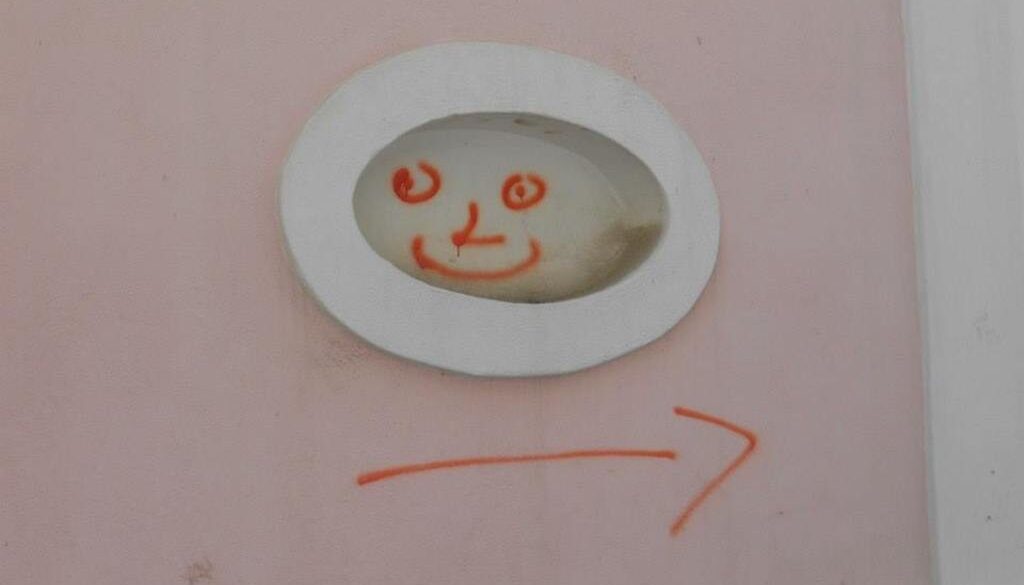 faccina che ride su un muro