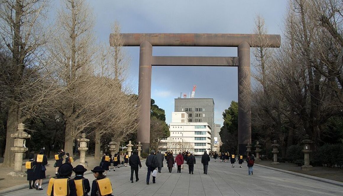800px-Yasukuni_1st_Torii_20050201 (1)