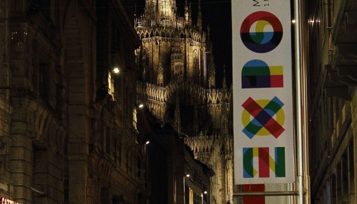 Immagine della locandina Expo 2015 in una strada di Milano
