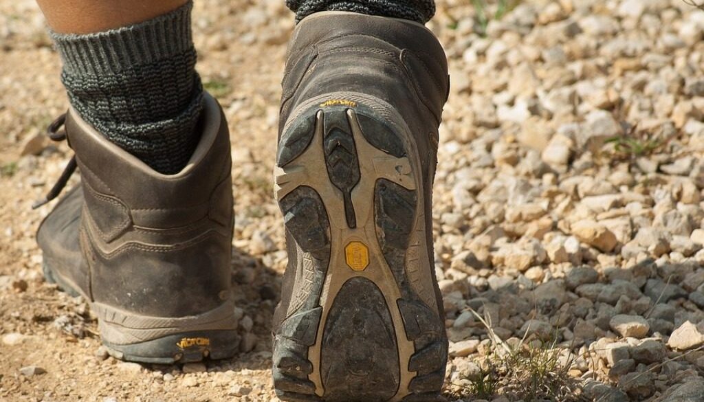scarpe da trekking. Se ami fare escursioni nella natura, potresti formarti per diventare guida naturalistica