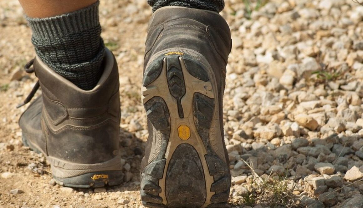 scarpe da trekking. Se ami fare escursioni nella natura, potresti formarti per diventare guida naturalistica