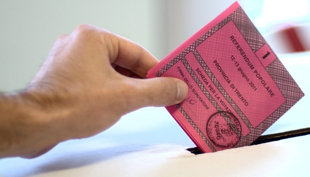 mano che inserire una scheda elettorale nell'urna. Come diventare scrutinatore e presidente di seggio elettorale