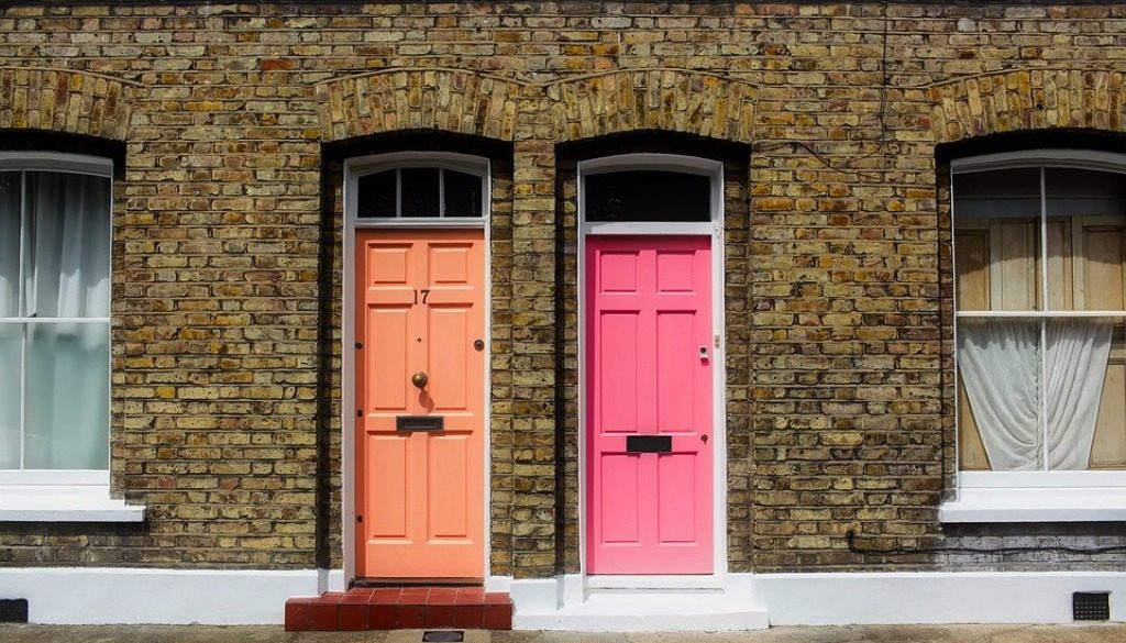porte colorate di due abitazioni attigue