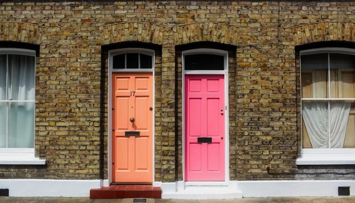 porte colorate di due abitazioni attigue