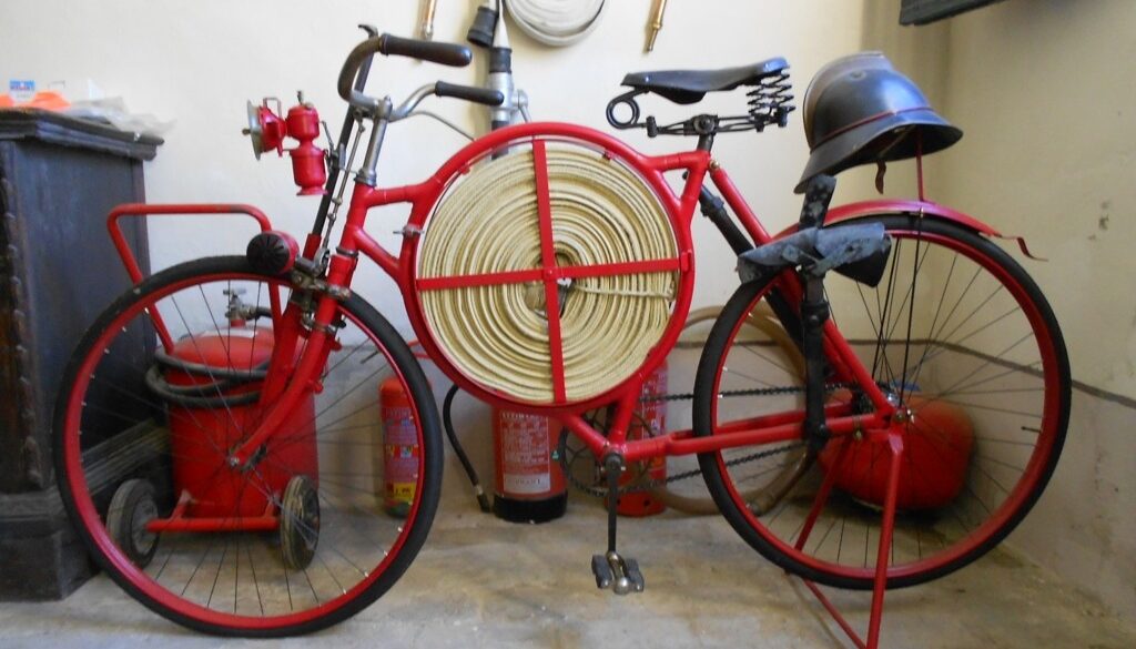 bicicletta rossa vintage da vigile del fuoco