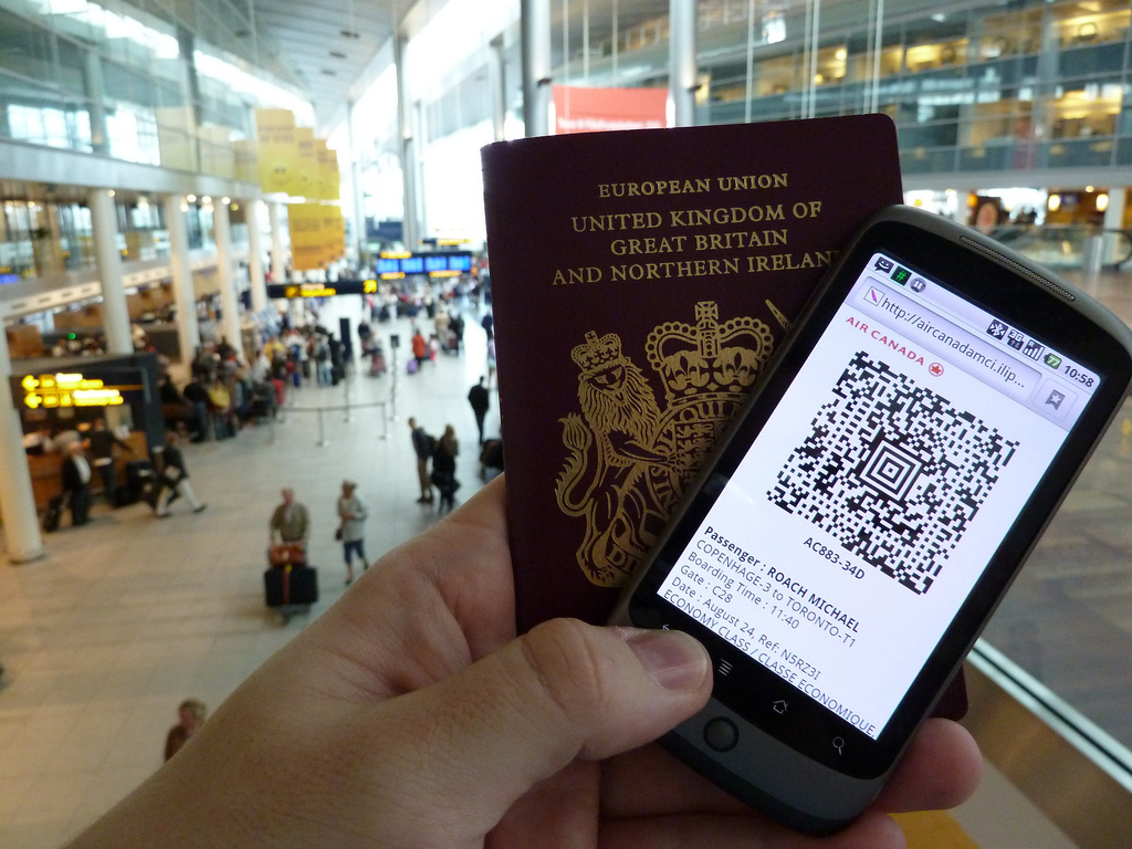 passaporto e biglietto elettronico