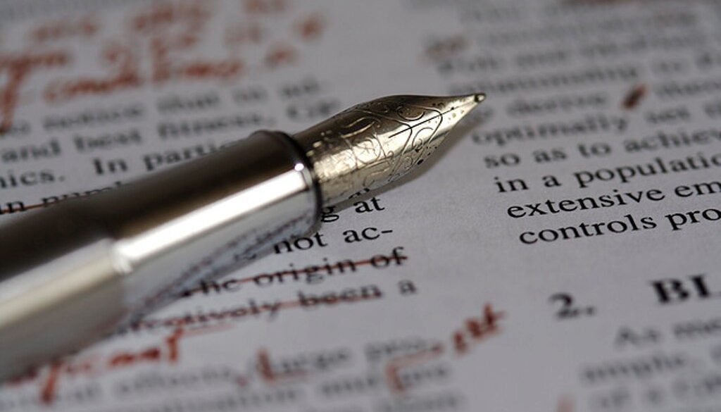 penna e foglio con correzioni. Chi è il correttore di bozze
