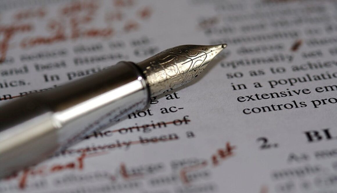 penna e foglio con correzioni. Chi è il correttore di bozze