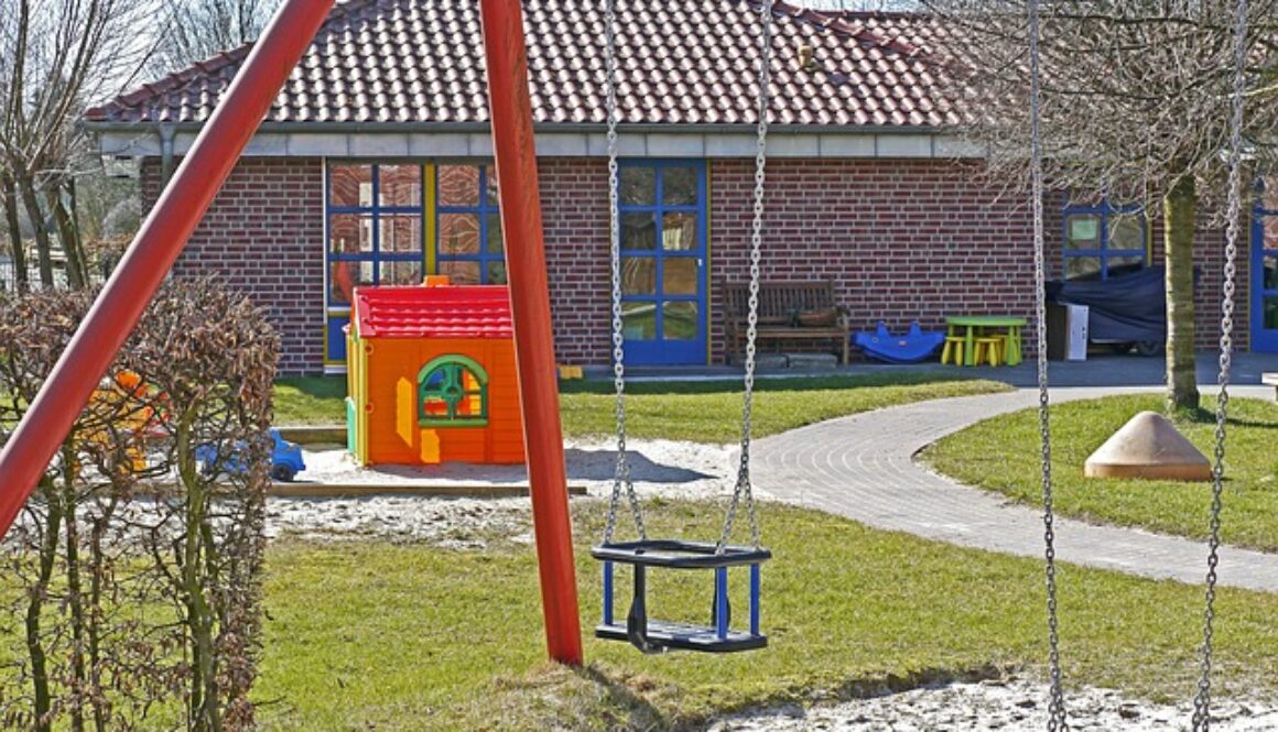 giardino di un asilo con altalene e giochi. Dove opera l'educatore socio-pedagogico