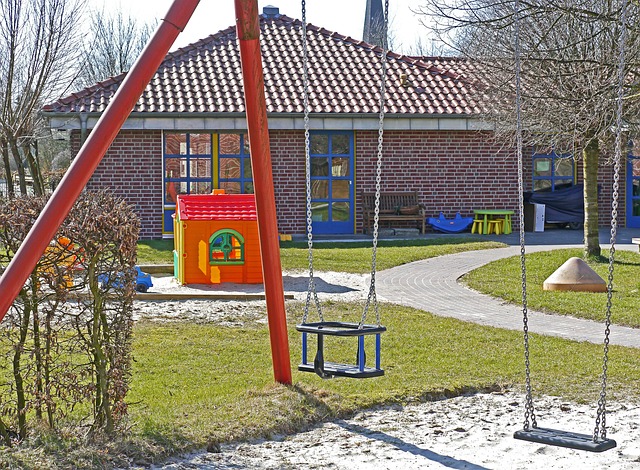 giardino di un asilo con altalene e giochi