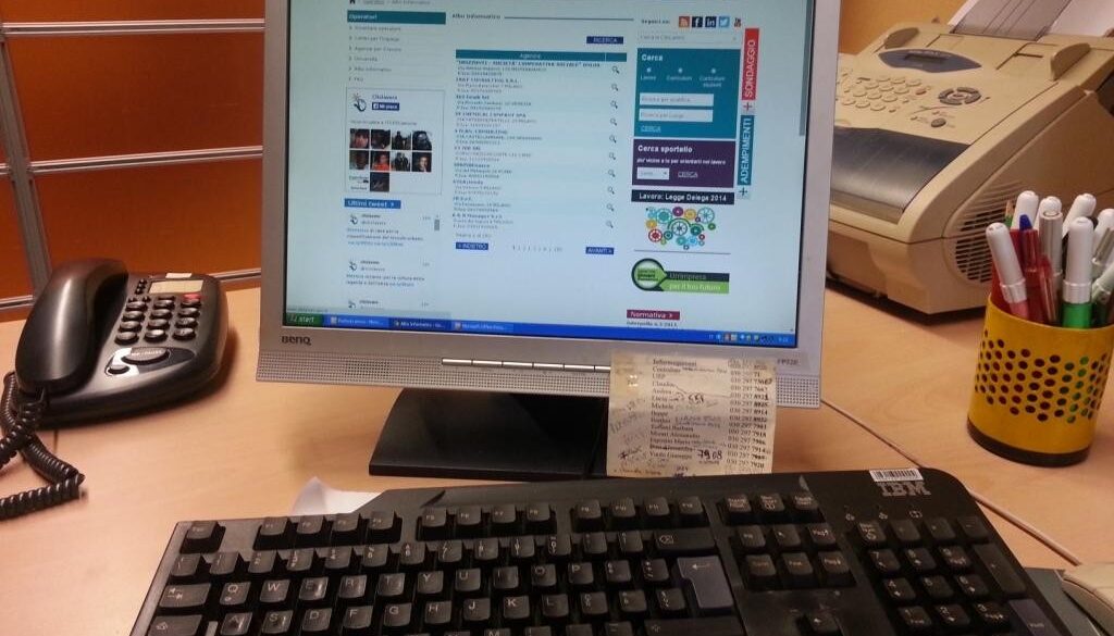 scrivania con pc, telefono e fax