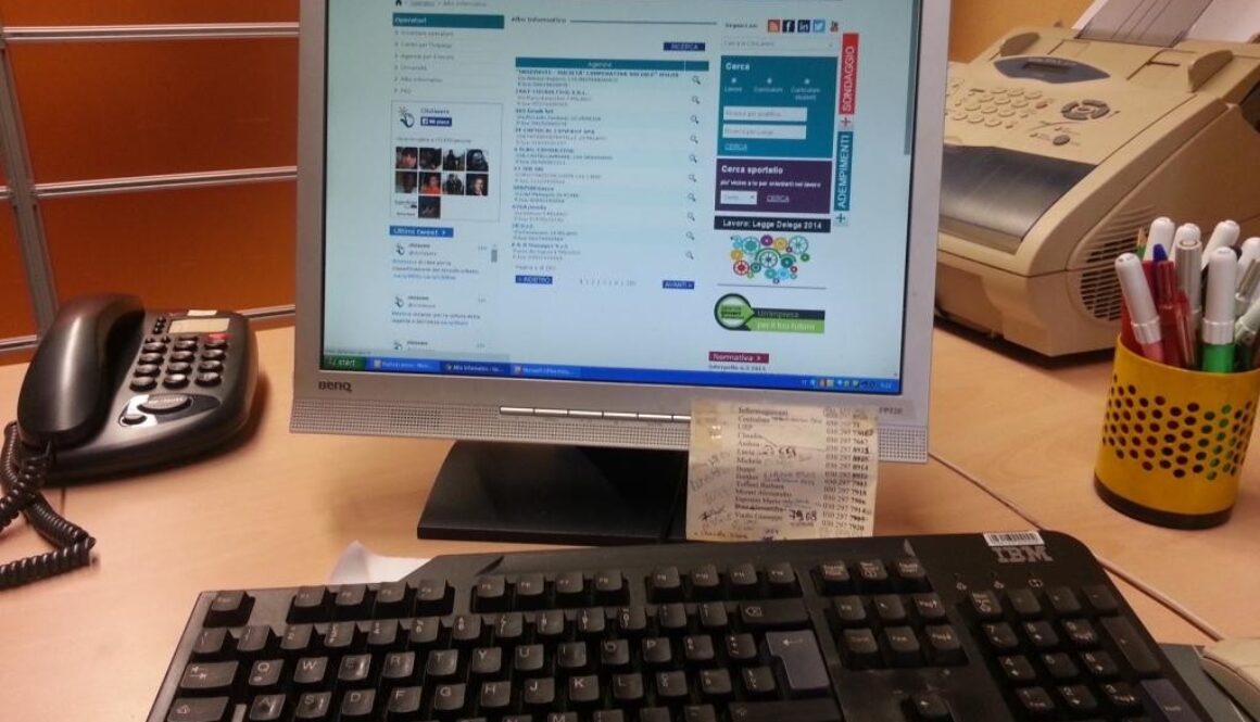 scrivania con pc, telefono e fax