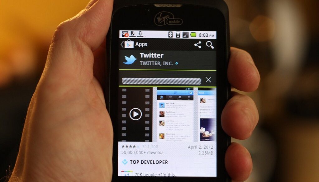 cellulare con app Twitter