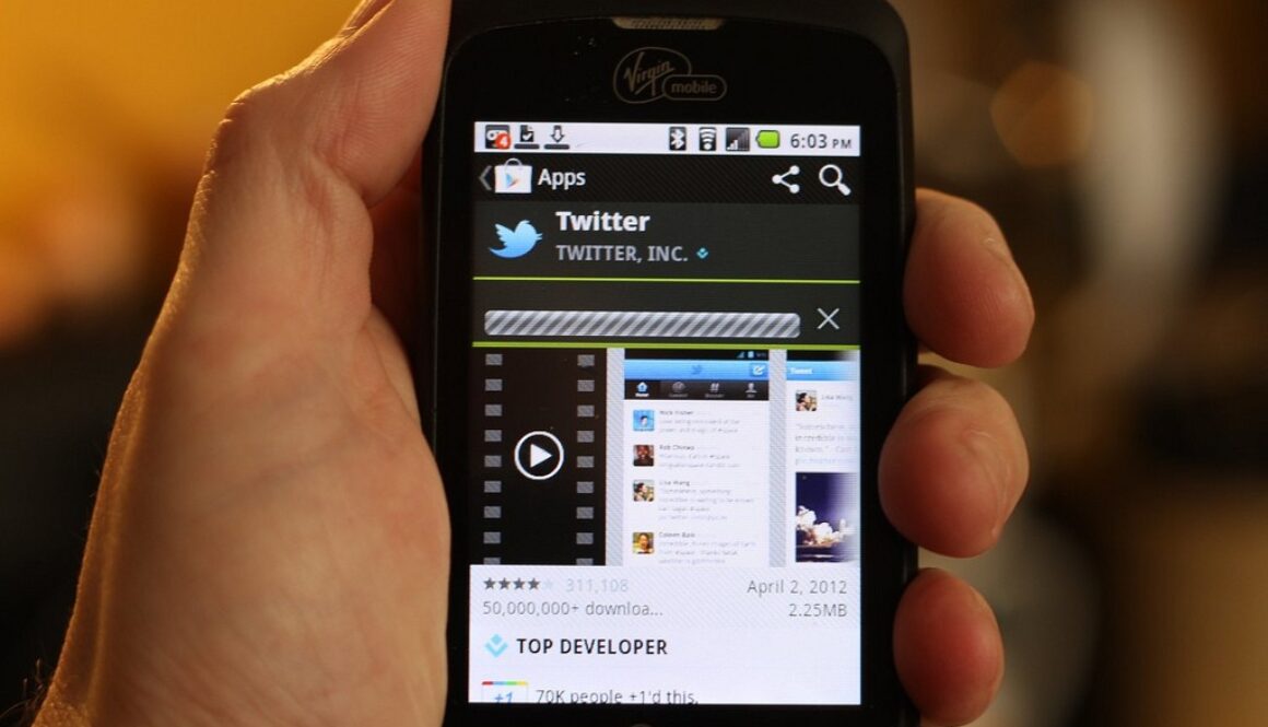 cellulare con app Twitter