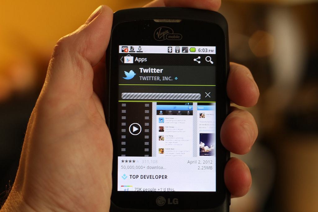 cellulare con app Twitter