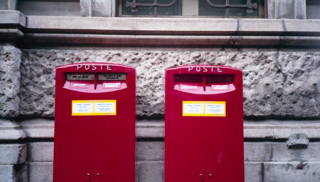 Due buche per spedire la posta