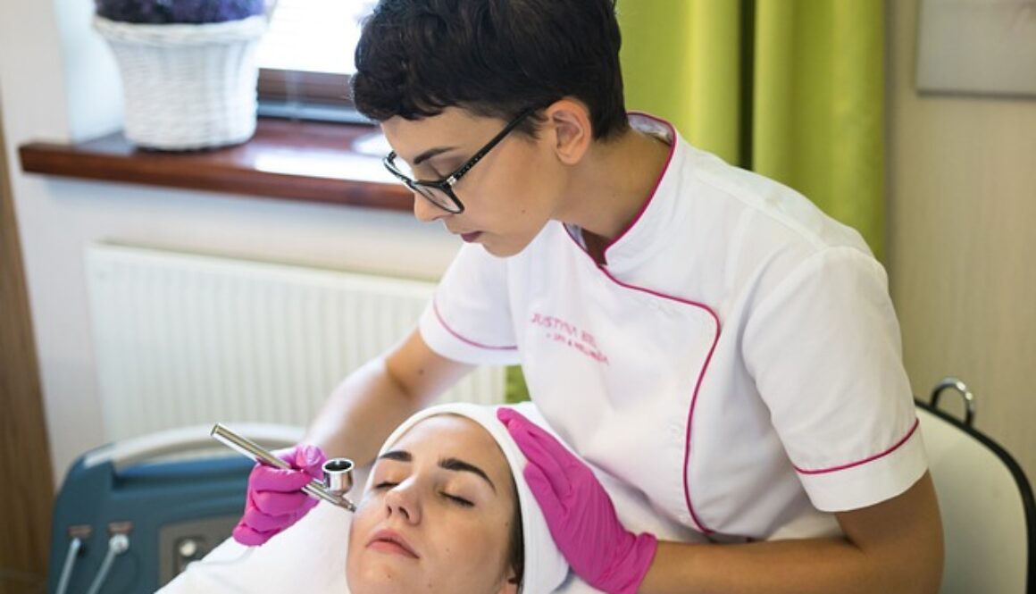 trattamento estetico sul viso. Come diventare estetista