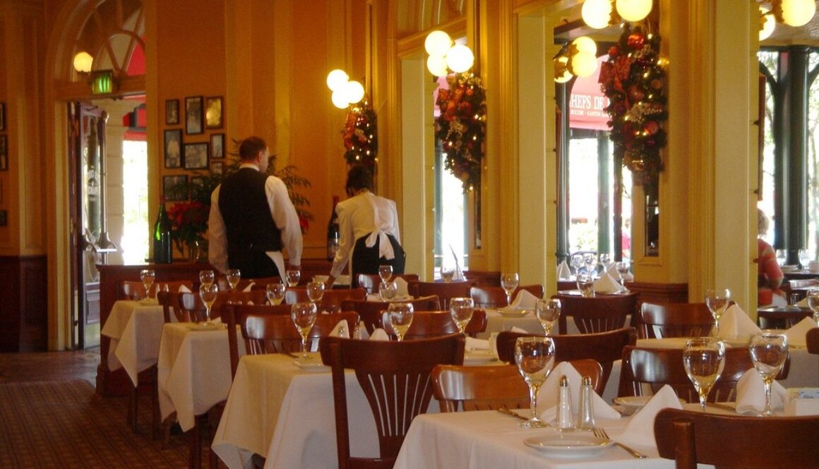 Interno di un ristorante con due camerieri