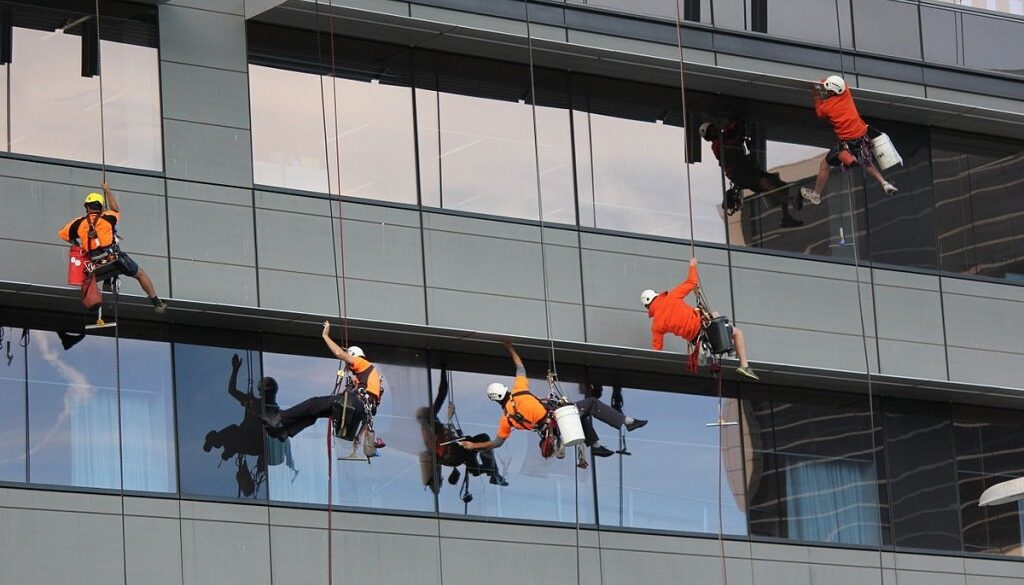 pulizie dei vetri di un ufficio