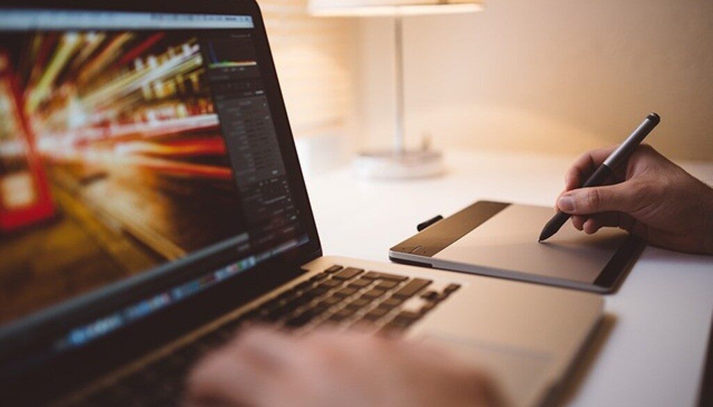 computer e scrivania