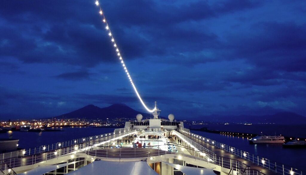 nave da crociera in navigazione notturna