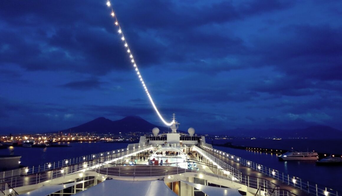 nave da crociera in navigazione notturna