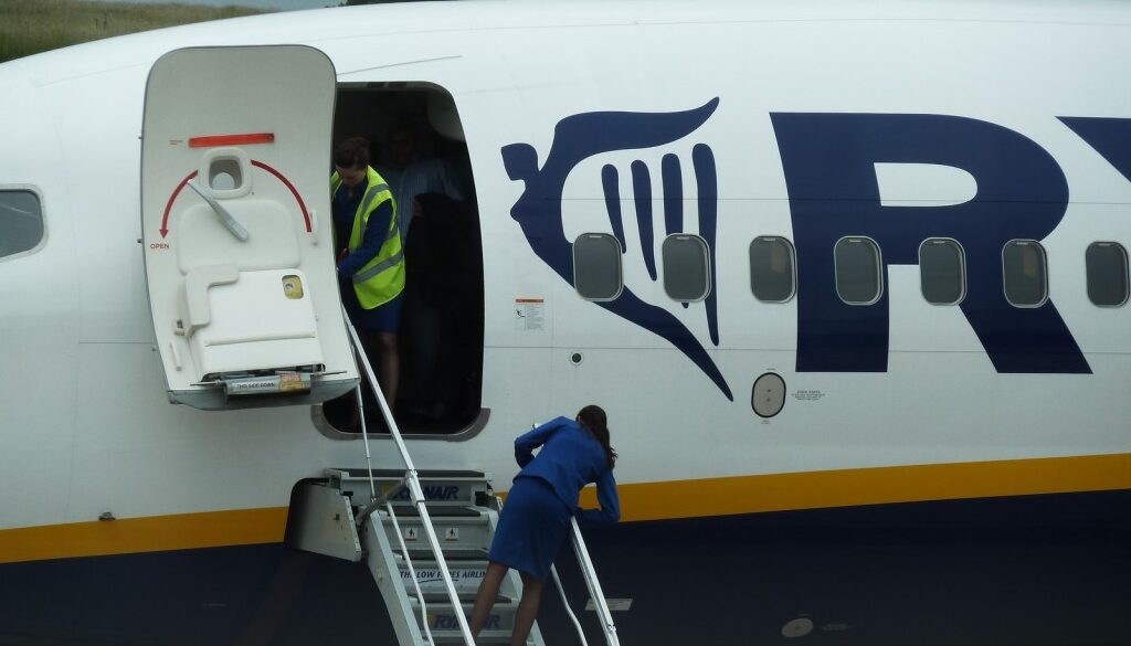 Assistenti di volo preparano l'aereo