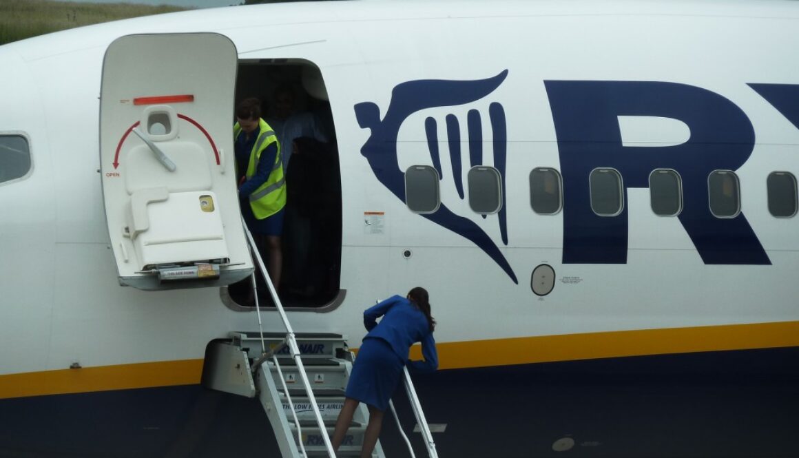 Assistenti di volo preparano l'aereo