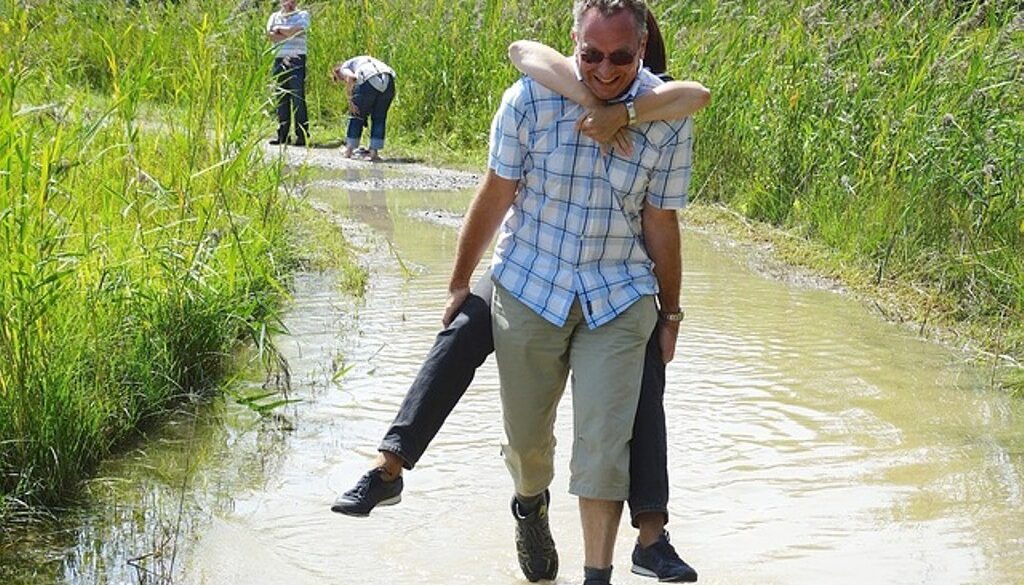 uomo che porta in spalla donna