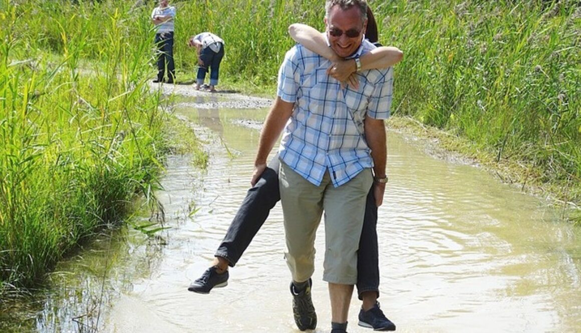 uomo che porta in spalla donna