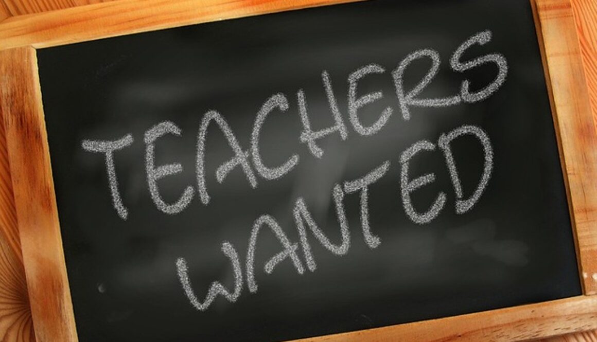 lavagna con scritta teachers wanted. Come si diventa docente di scuola secondaria