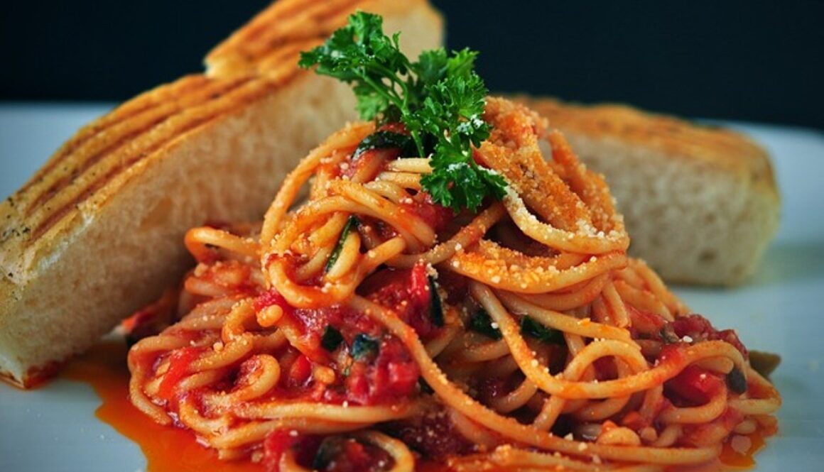 piatto di spaghetti al pomodoro
