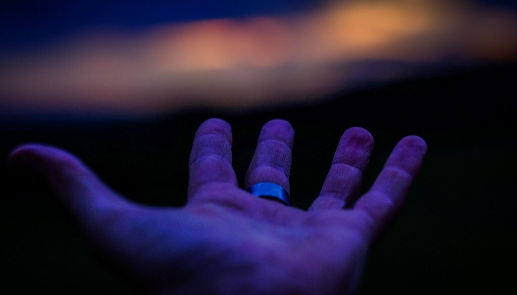 mano tesa aperta verso l'alto