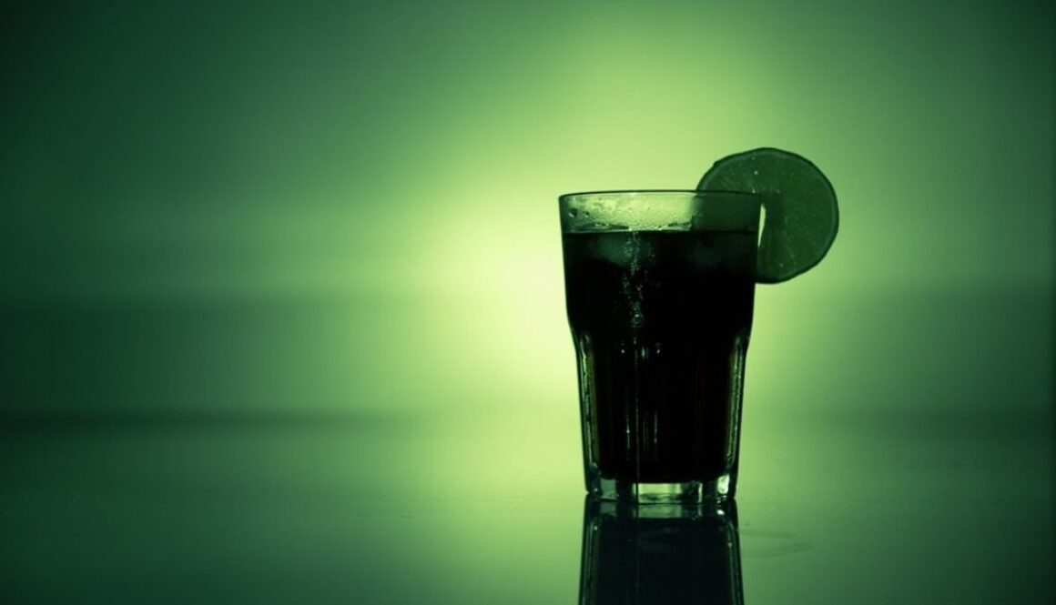cocktail su sfondo verde. come diventare barista e barman