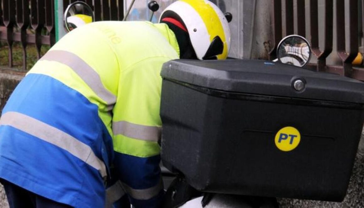 postino con motomezzo