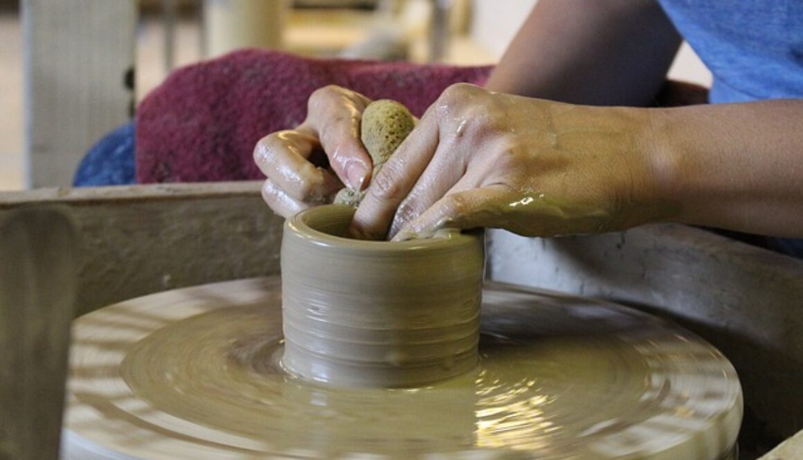 lavorazione di creta al tornio. Per la tua idea imprenditoriale utilizza VentureUp