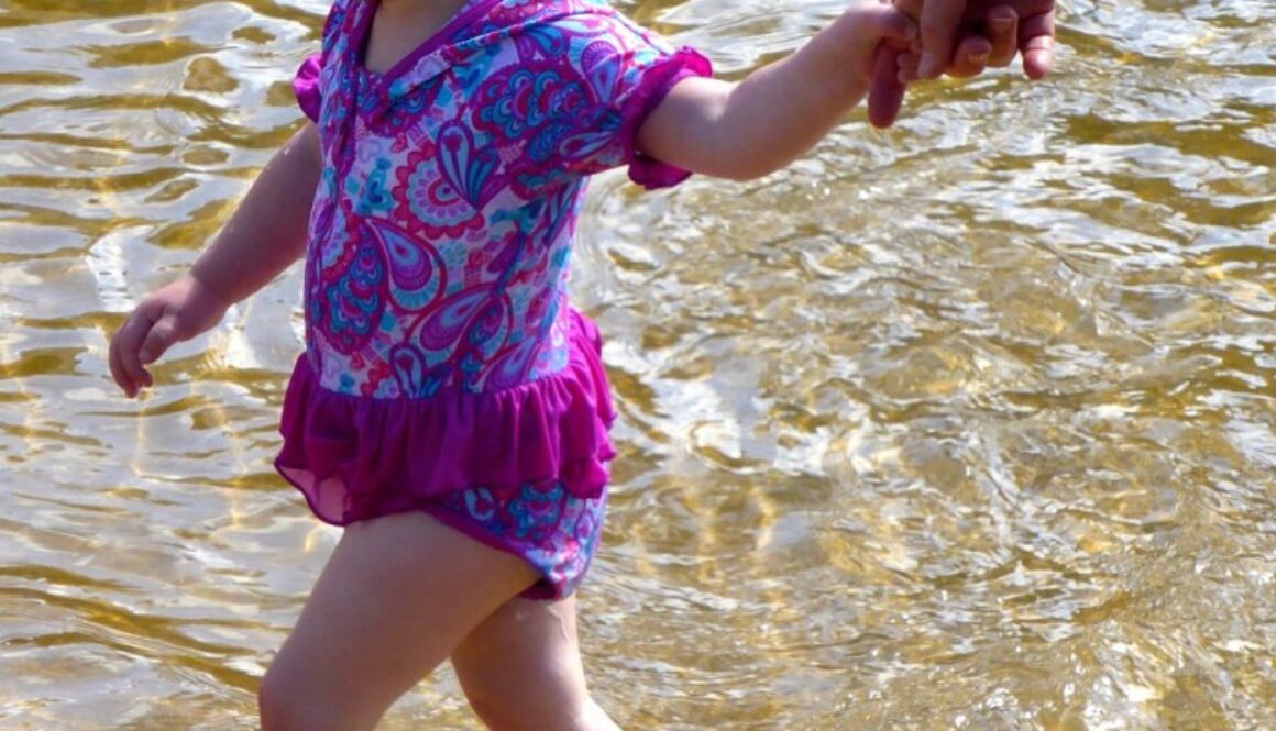 bambina tenuta per mano al mare