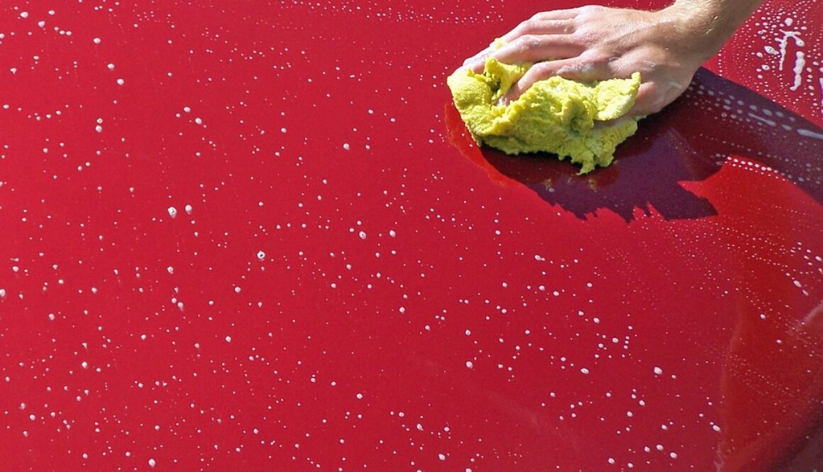 mano che lava auto. i lavori saltuari sono utili per chi studia o ha già un'occupazione