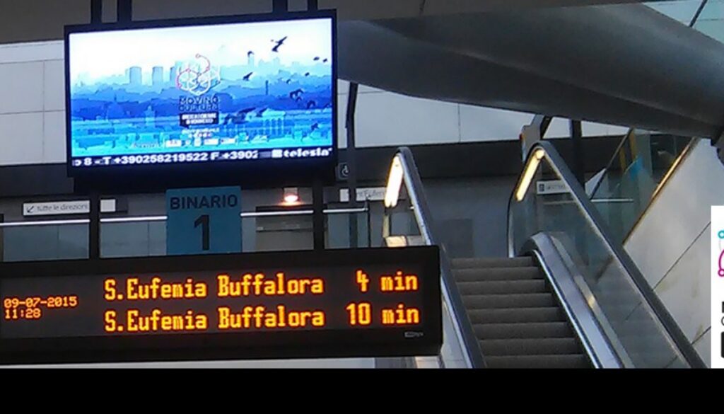 schermo tv all'interno della metro di Brescia