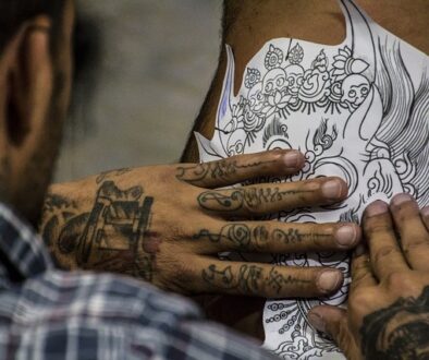 operatore di tatuaggio