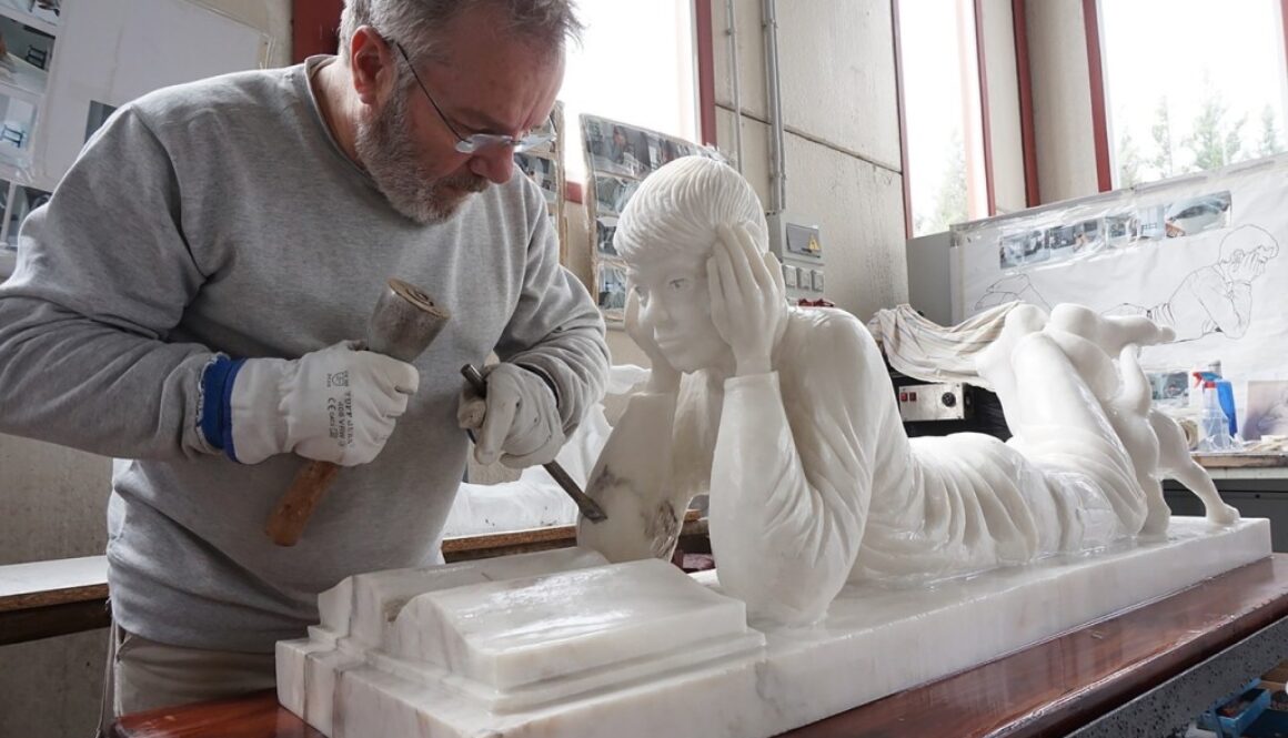 scultore all'opera