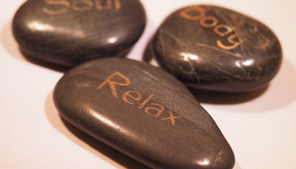 sassi con scritta body, soul, relax