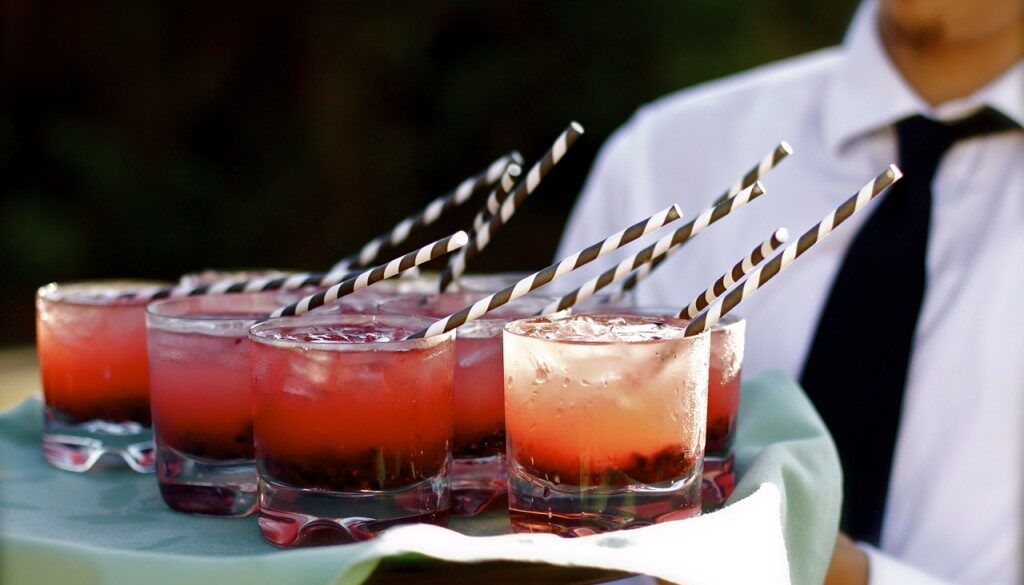 cameriere che serve cocktails