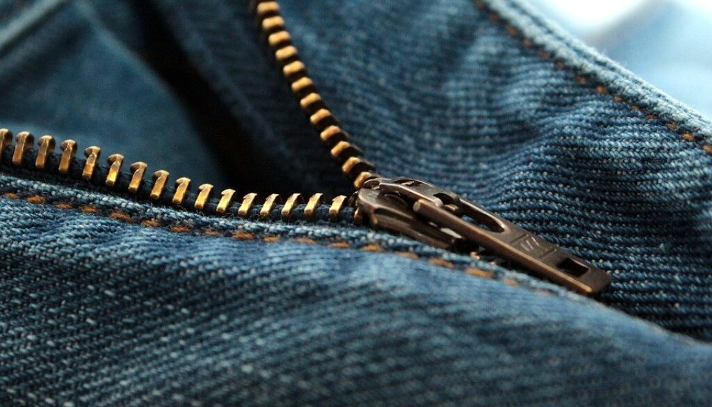 primo piano cerniera jeans