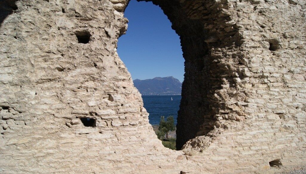 vista lago da una breccia nella rocca