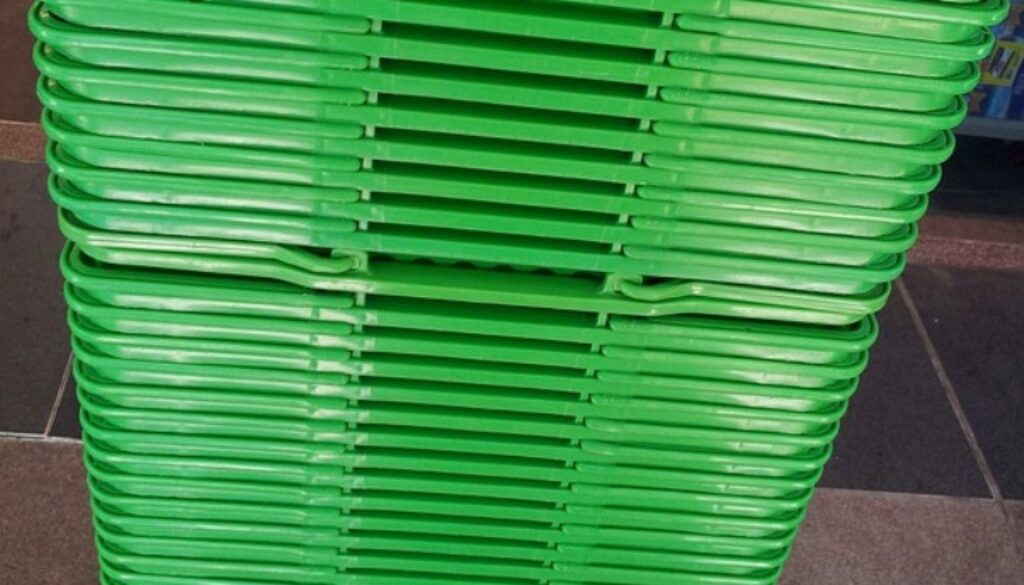 pila di cestini verdi