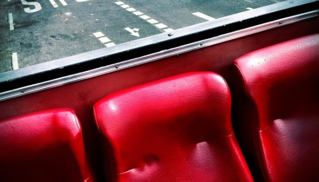 sedili di bus rossi