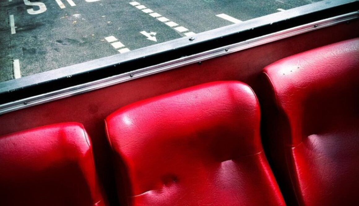 sedili di bus rossi
