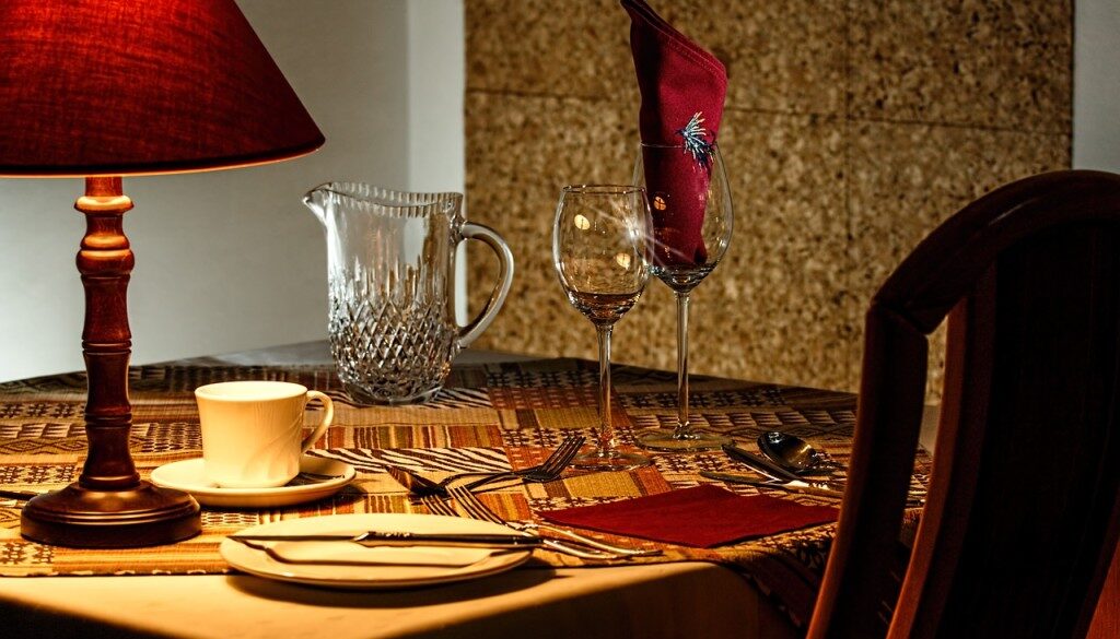 tavolo apparecchiato al ristorante